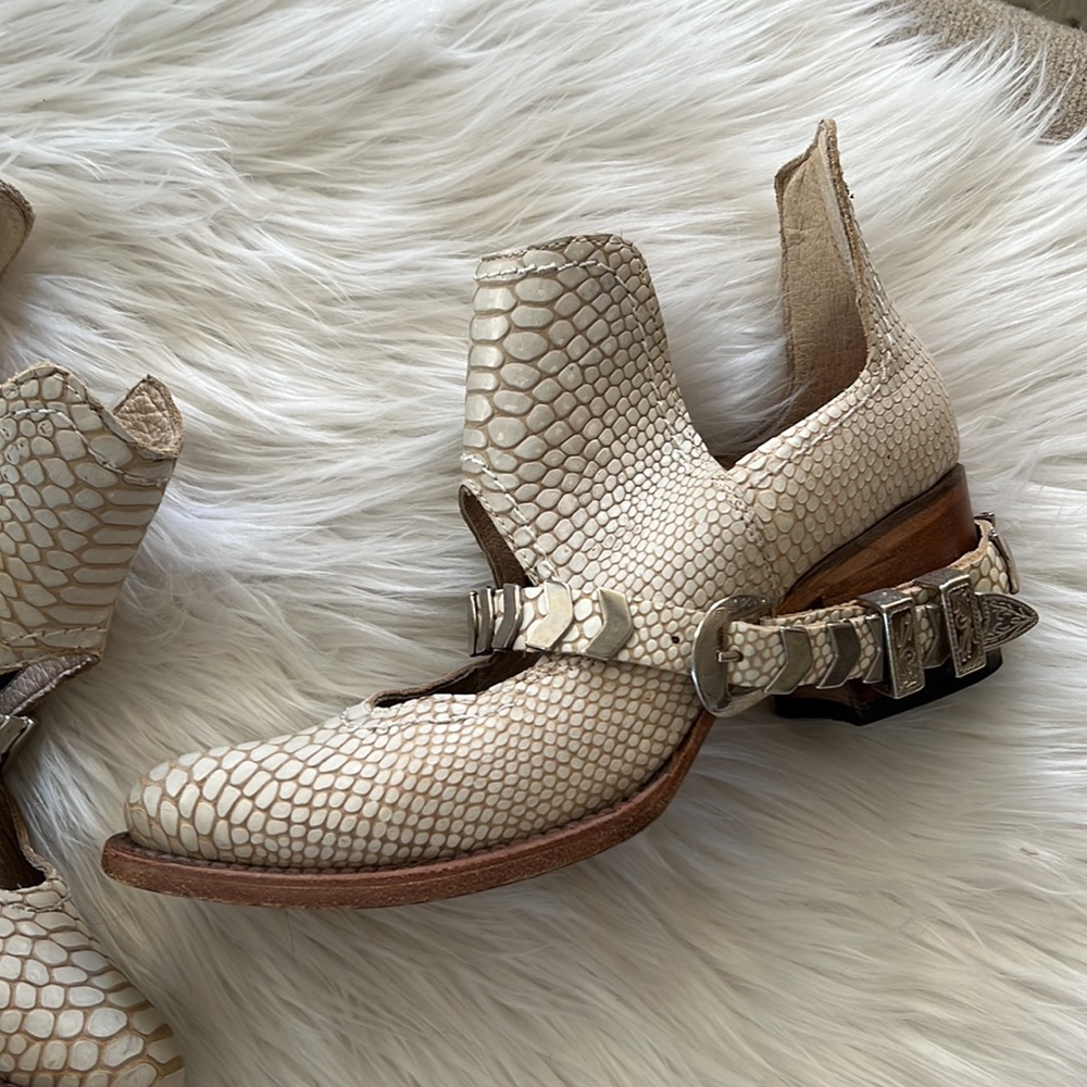 Freebird blade white croco booties with buckle accents size 8 runs big - Picture 3 of 8